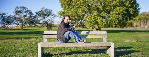 Photo young woman sitting on bench