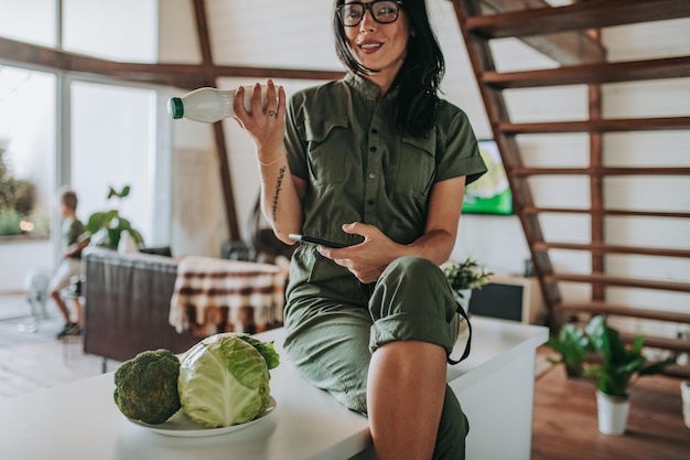 Photo young woman sitting on table at home