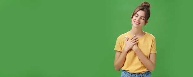 Photo young woman standing against blue background