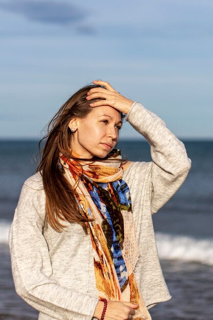 Photo young woman standing at beach