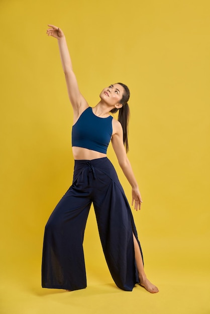 Photo young woman standing raising hand looking up