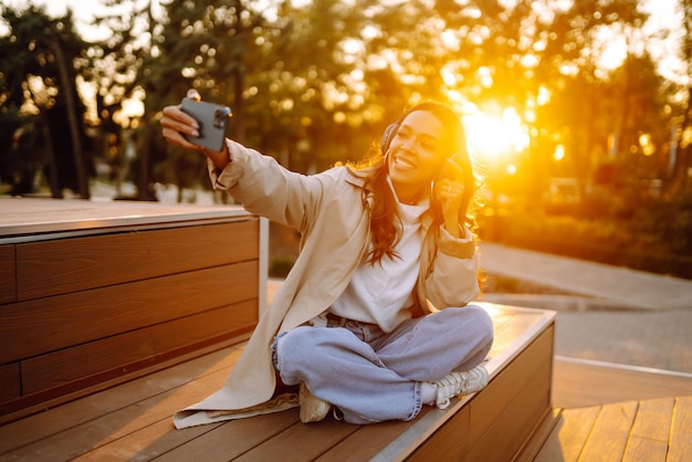 Photo young woman taking selfie photo at sunset lifestyle youth travel tourism selfie time