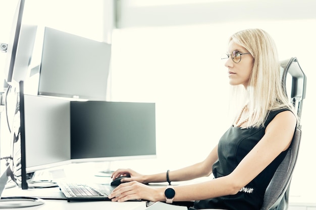 Photo young woman using laptop at home