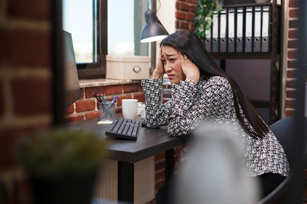 Photo young woman using mobile phone while sitting on table