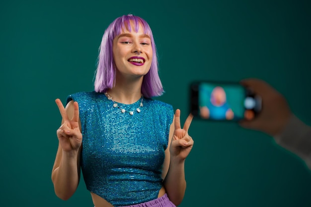 Photo young woman using smart phone against gray background