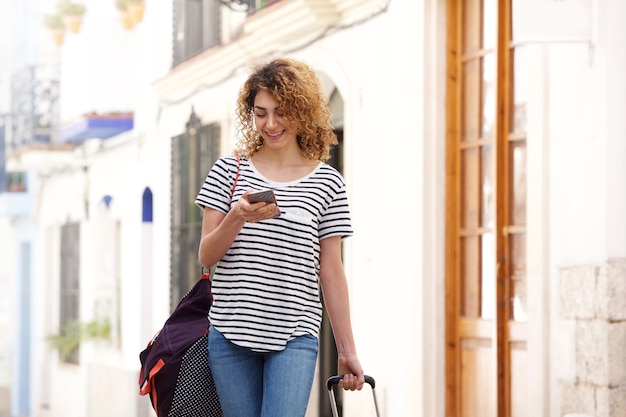 Photo young woman walking with bags and mobile phone