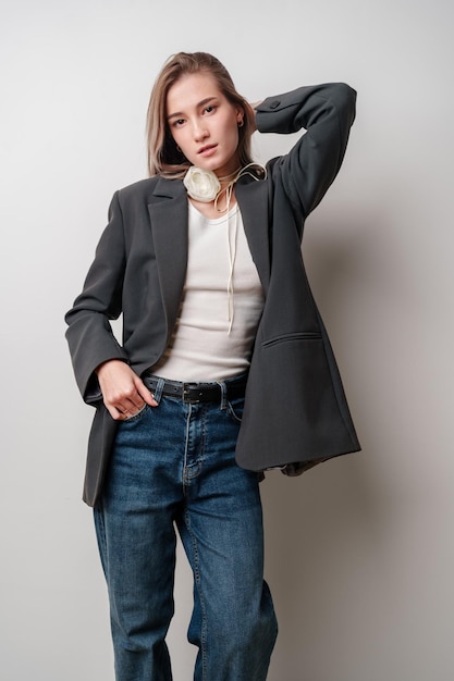 Photo young woman wearing gray blazer and blue jeans