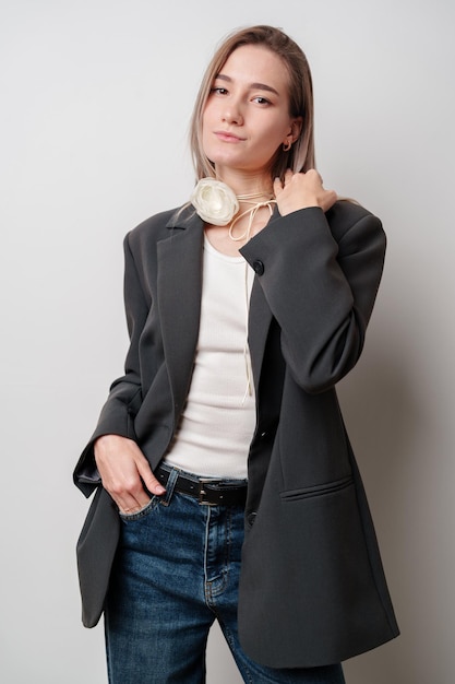 Photo young woman wearing a grey blazer and white headphones