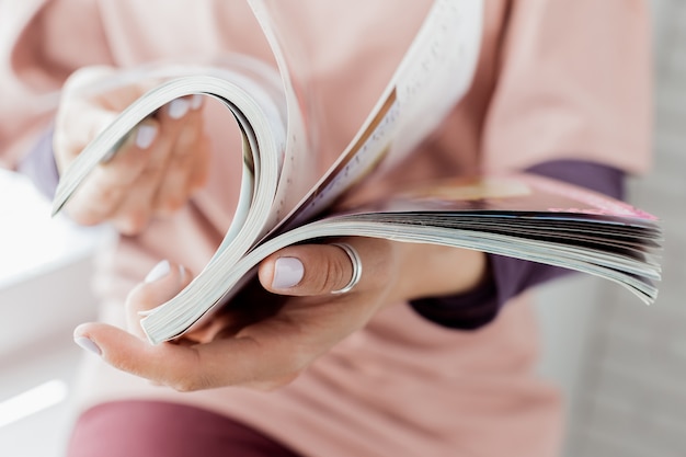 Photo young woman with a booklet with blank pages