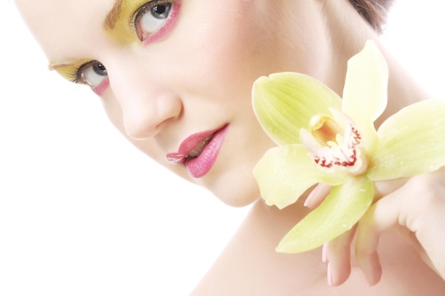 Photo young woman with bright make up holding orchid