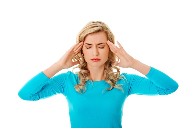 Photo young woman with headache against white background