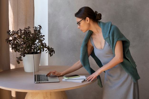 Photo young woman with messy bun working from home