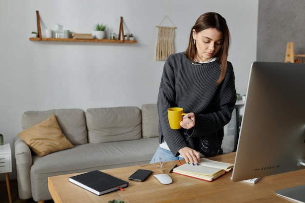 Photo young woman working remotely from home