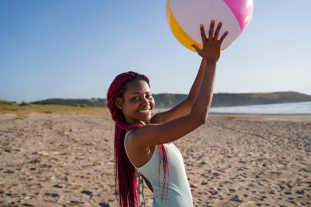 Photo young women having fun at the beach