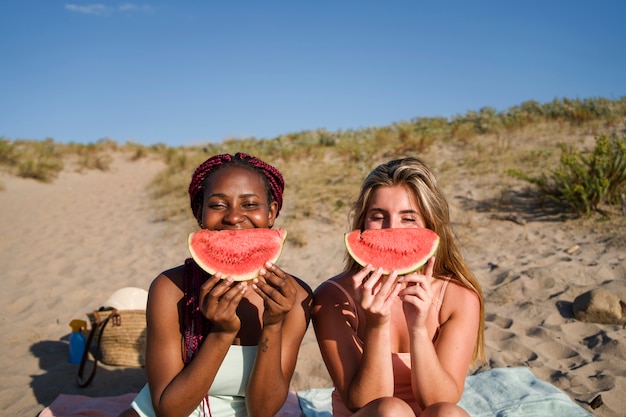 Photo young women having fun with  dog at the beach