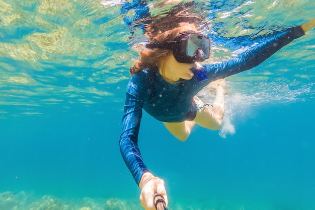 Photo young women at snorkeling in the tropical water