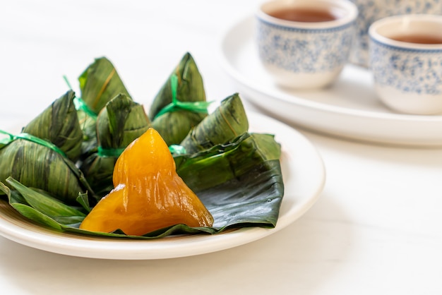 Photo zongzi or traditional chinese sticky rice dumplings