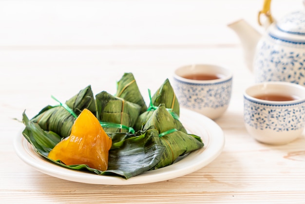 Photo zongzi or traditional chinese sticky rice dumplings