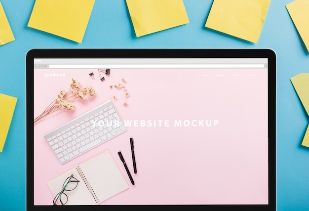 Laptop mockup with post its