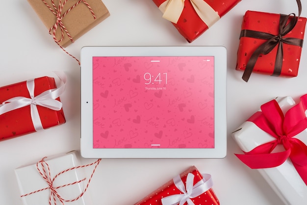 Tablet mockup with valentines day elements