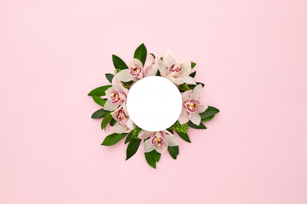 White round frame decorated with green leaves