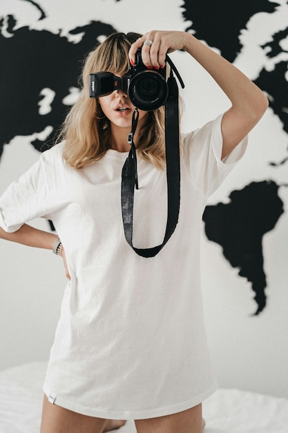 PSD a woman is taking a photo in whit tshirt mockup branding