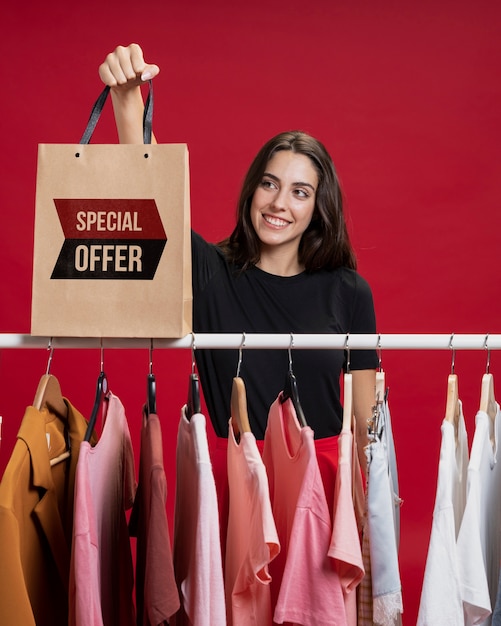 PSD woman with shopping bag on black friday 