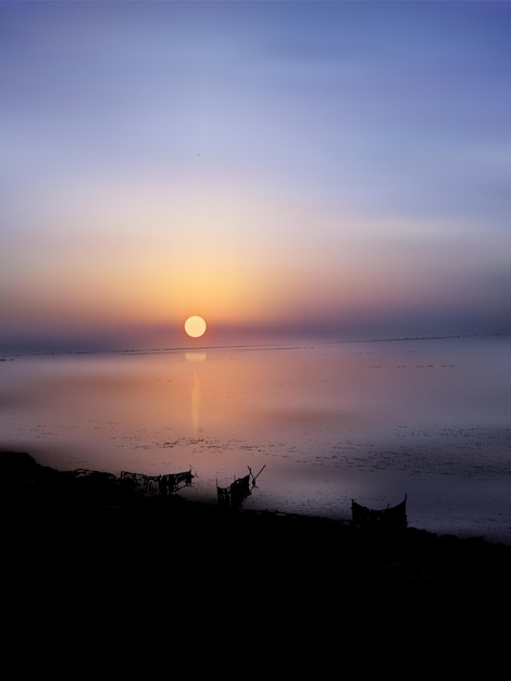 Vector a sunset with a reflection of a sun in the river water sunset over the evening sky at the beach